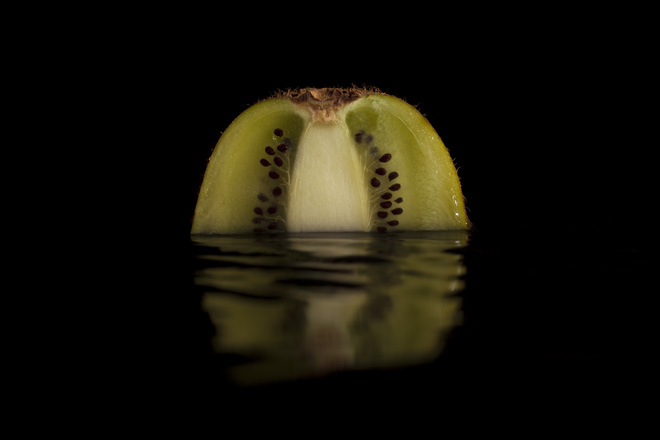 Photographie d'un fruit plongé dans l'eau.