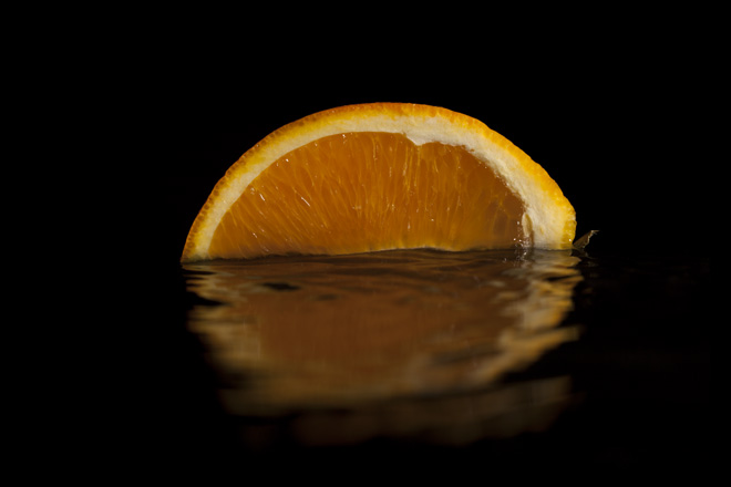 Photographie d'un fruit plongé dans l'eau.